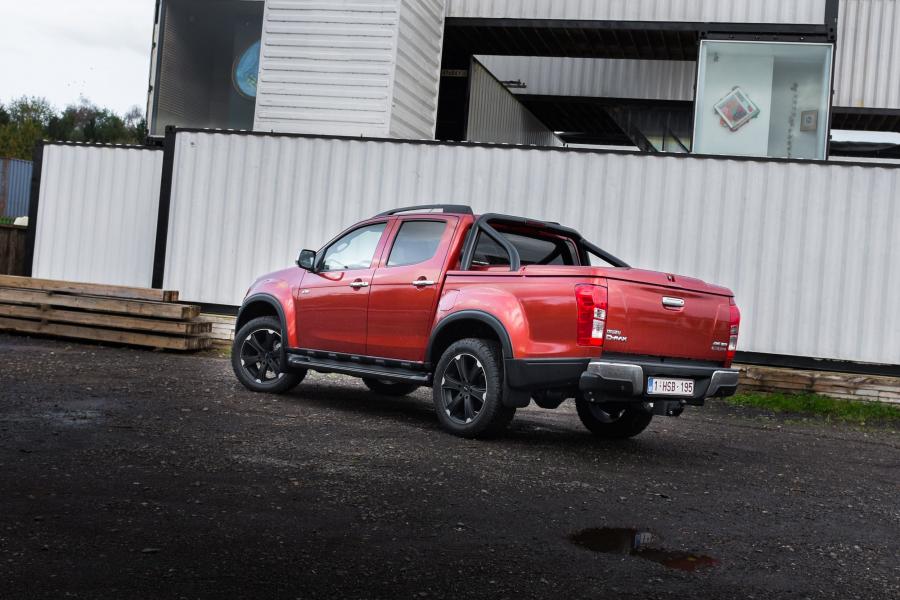  Isuzu D-Max Katana 2015 года  (фото 9 из 15)